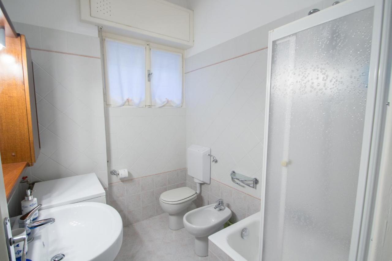 Grande Bilocale Con Giardino E Posto Auto Privato Comodo Al Mare Вараце Екстериор снимка