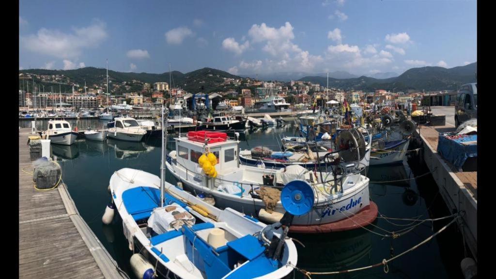 Grande Bilocale Con Giardino E Posto Auto Privato Comodo Al Mare Вараце Екстериор снимка